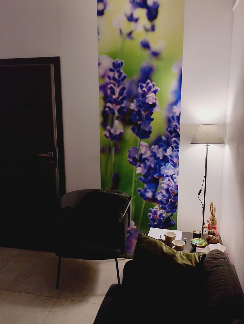 Gabinet psychologiczny Super Ego — kącik z fotelem i lawendową dekoracją ścienną